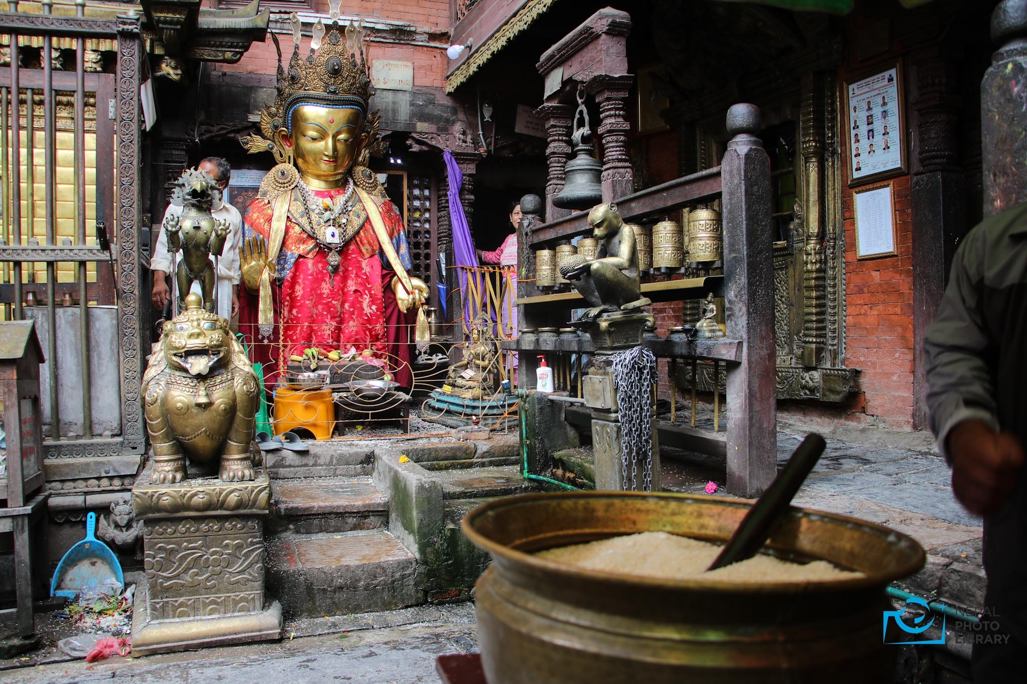 तस्बिरमा बौद्ध धर्मालम्वीको पञ्चदान पर्व