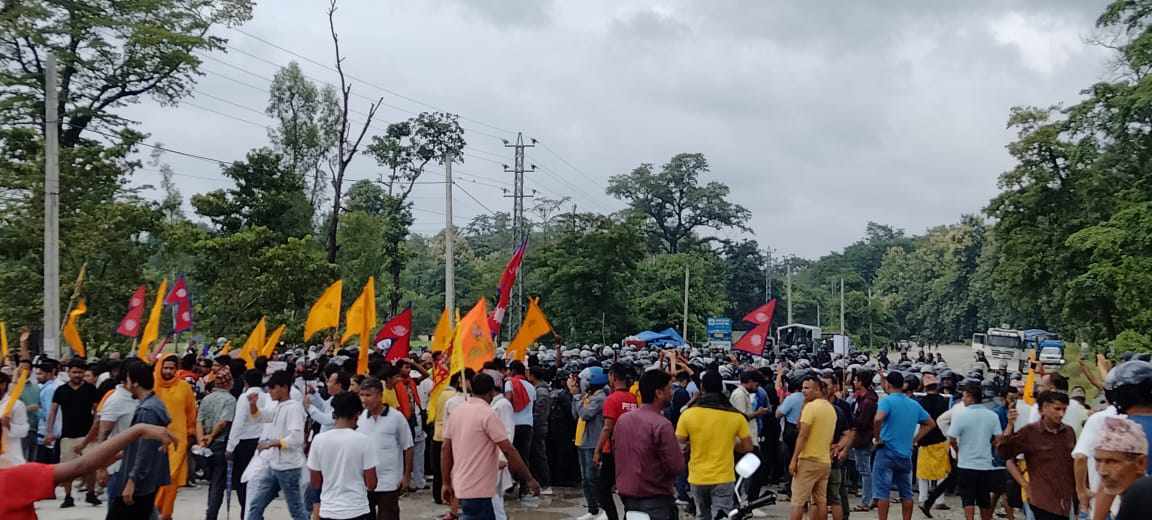 धरान प्रवेश नाकामा सुरक्षा व्यवस्था कडा, इटहरीमा हिन्दुवादीहरूद्वारा प्रदर्शन (तस्बिरहरू)