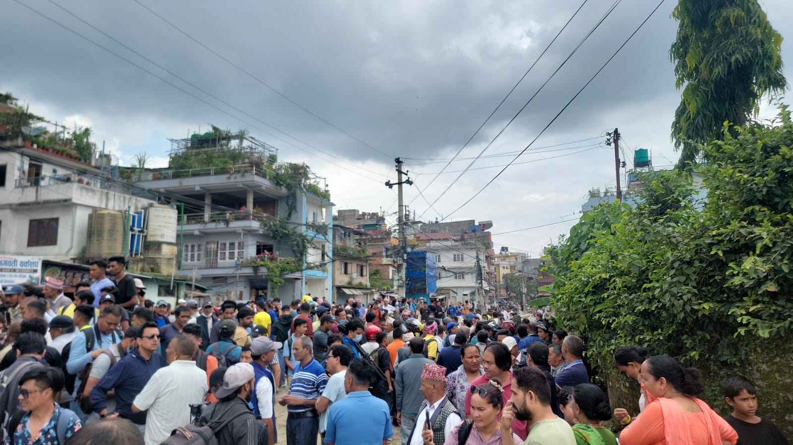 खोला खोल्न कपन पुगेको महानगरको डोजरलाई स्थानीयको विराेध
