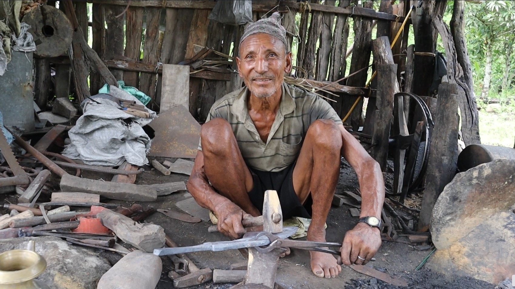 छ दशकदेखि आरनमा फलाम पिट्दै पदमलाल, भन्छन्- युवा पुस्ताले यो पेसा गर्न रुचाउँदैनन्