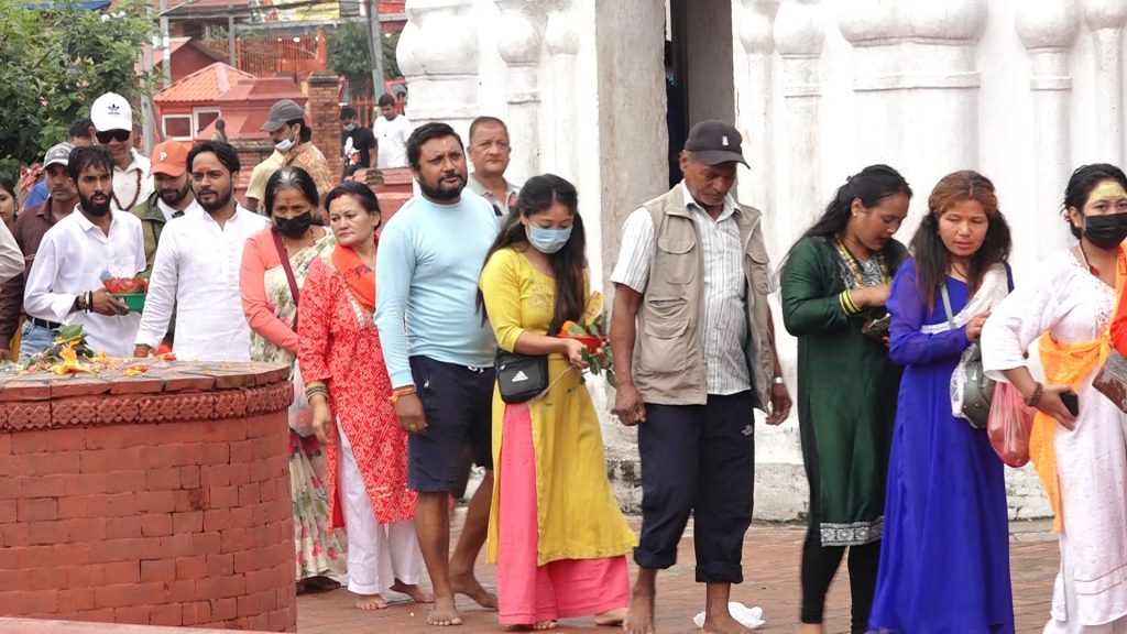 साउनको पहिलो सोमबार, पशुपतिनाथमा बिहानैदेखि दर्शनार्थीको घुइँचो
