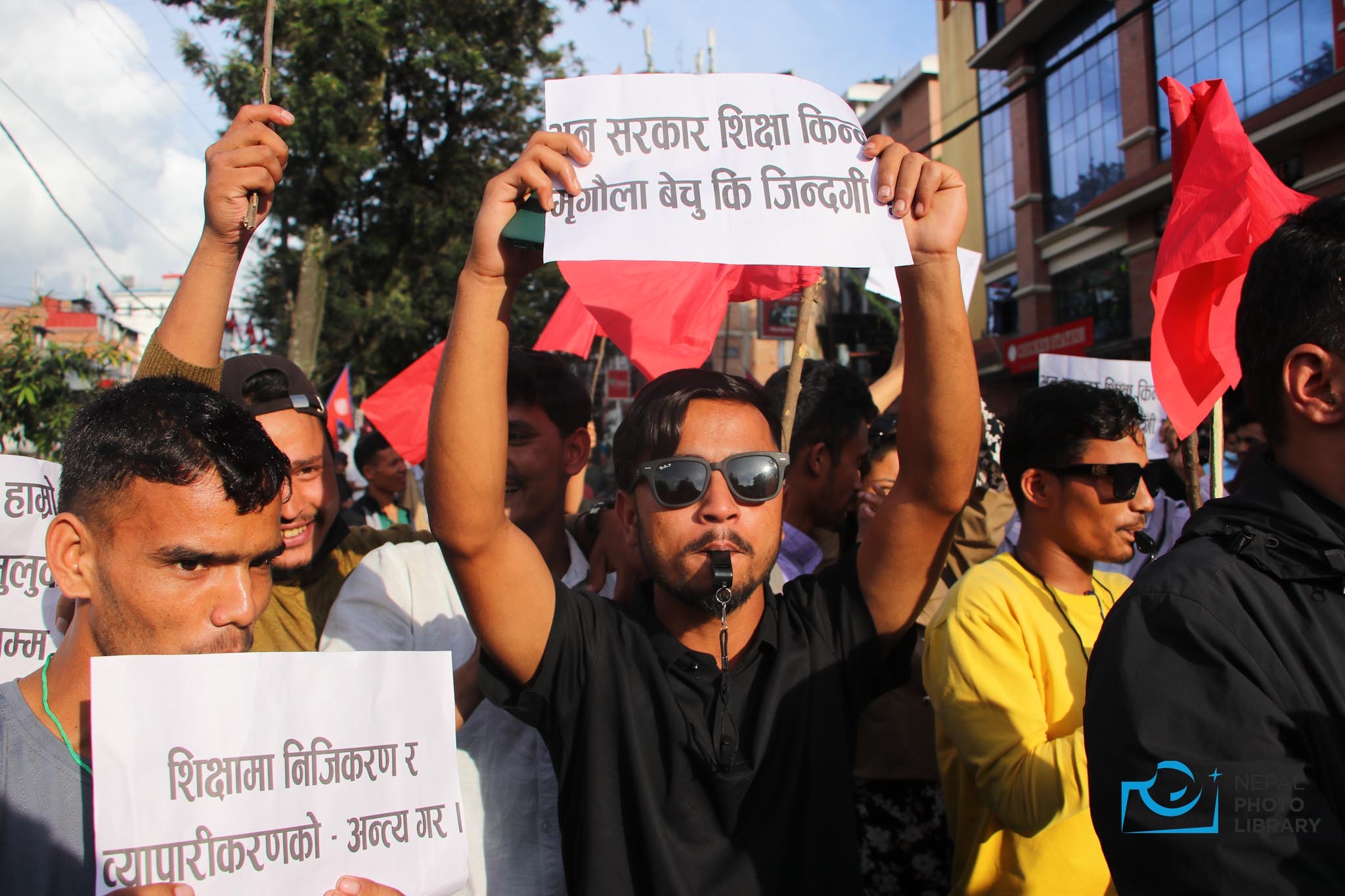 सिठ्ठी बजाएर संयुक्त विद्यार्थी आन्दोलनको विराेध प्रदर्शन   (तस्बिरहरु)