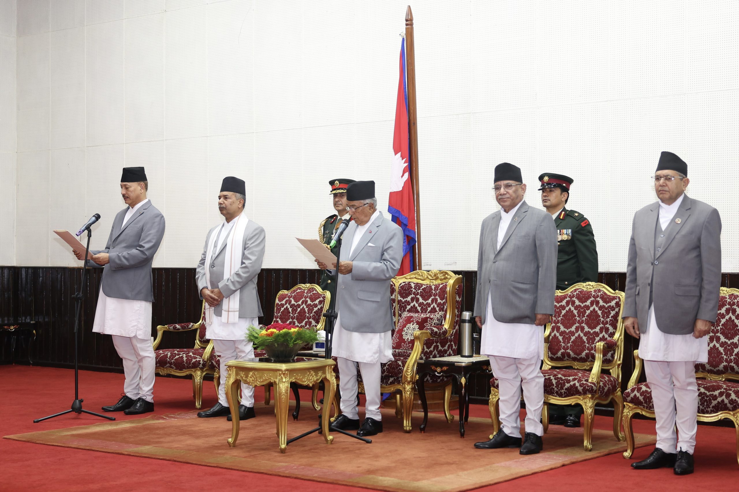 प्रधानन्यायाधीश श्रेष्ठले लिए शपथ
