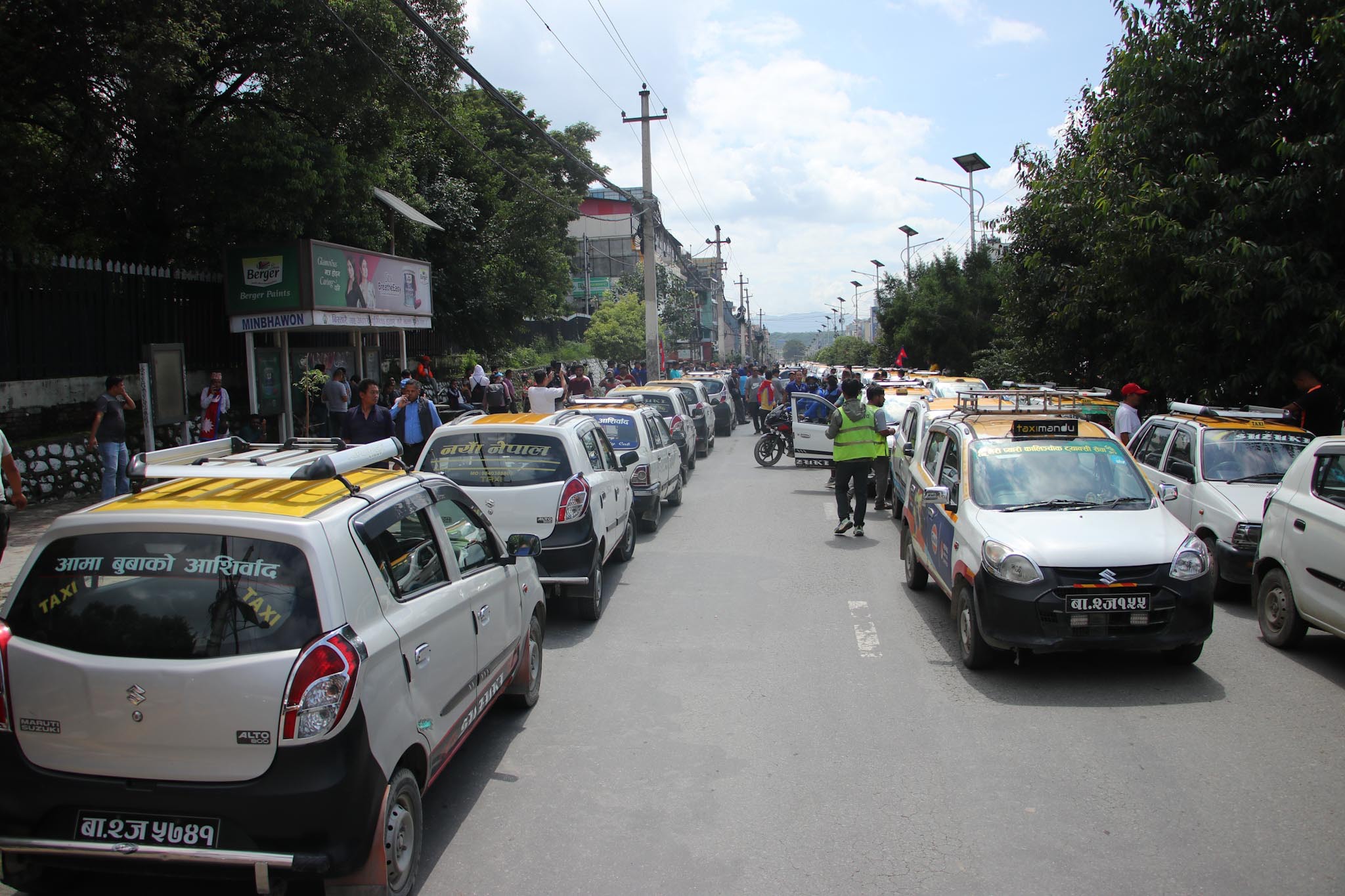 रातो नम्बर प्लेटले यात्रु बोकेको विरोधमा ट्याक्सी चालकको प्रदर्शन (तस्बिरहरू)