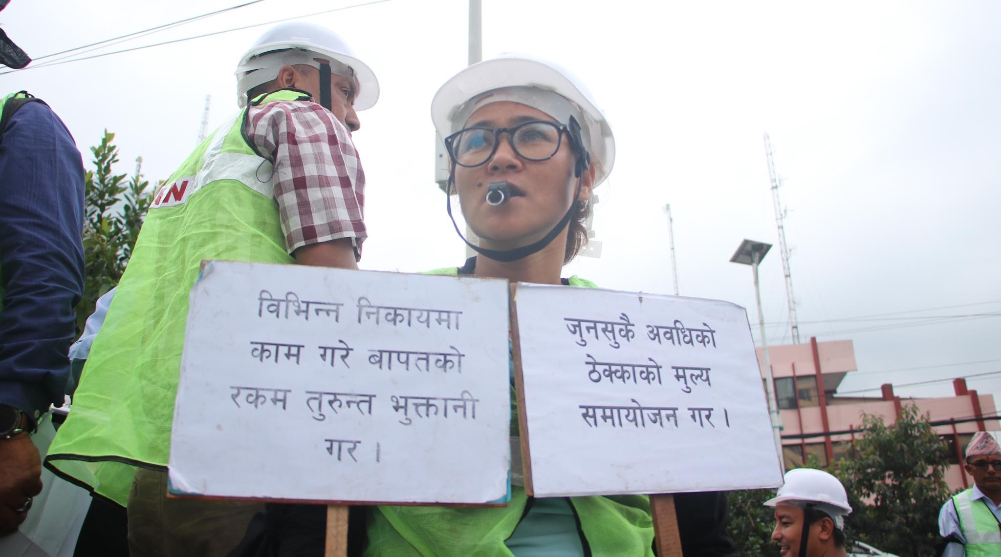 बानेश्वरमा निर्माण व्यवसायीले बजाए सिट्ठी (तस्बिरहरू)