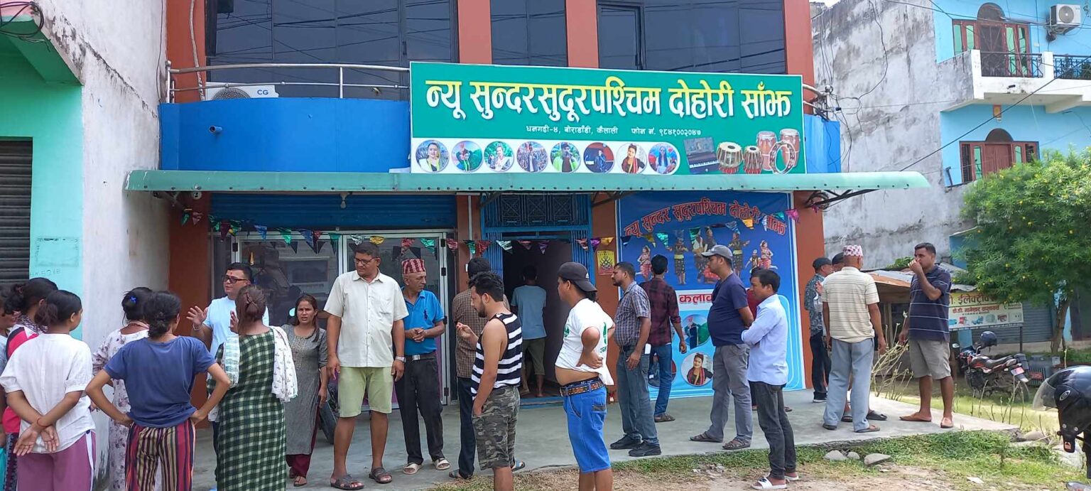 पूर्व माननीयको घरमा दोहोरी साँझ खोल्दा…