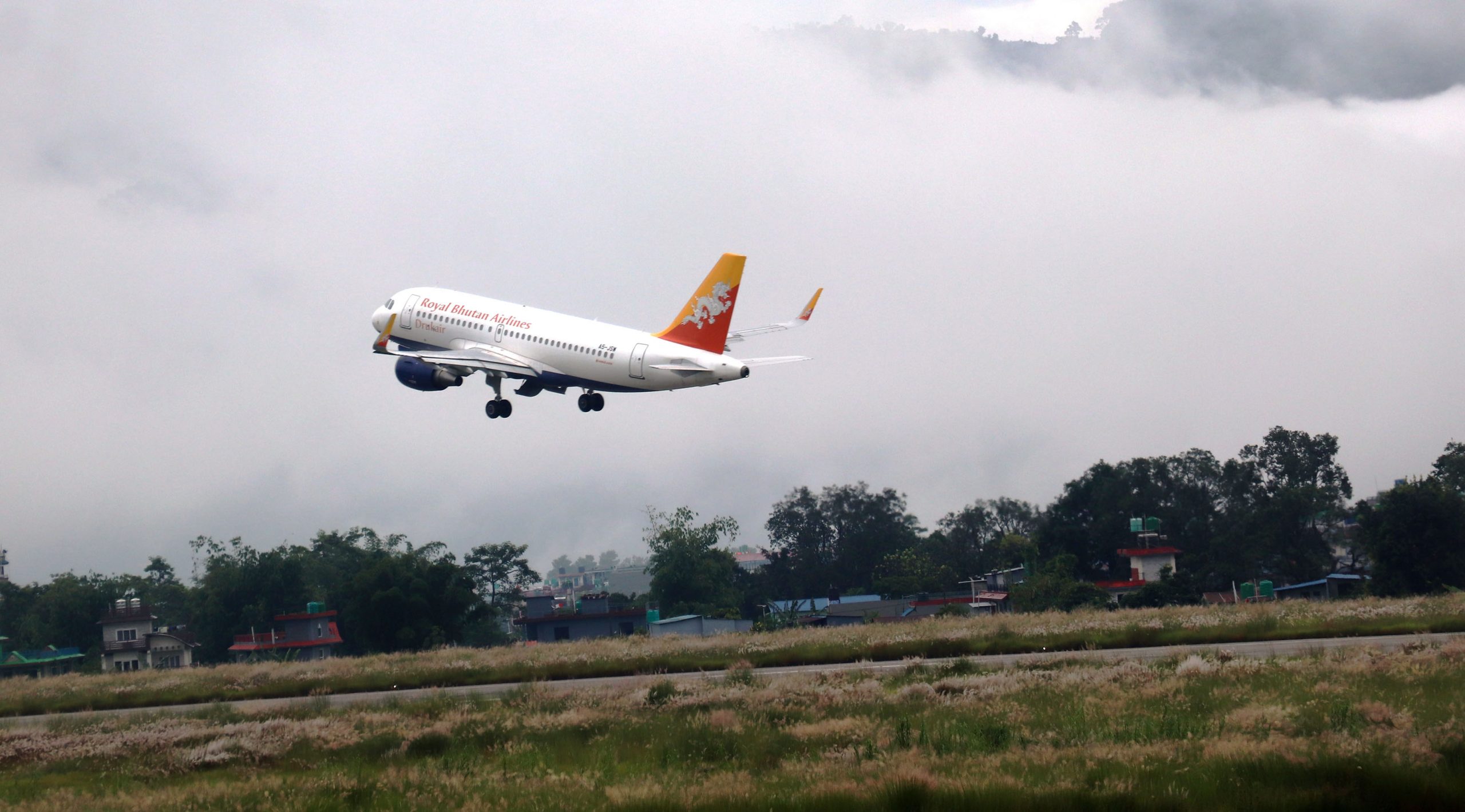 पोखरामा पहिलो व्यावसायिक उडान, ४२ यात्रु लिएर थिम्पु उड्यो ड्रुक एयर