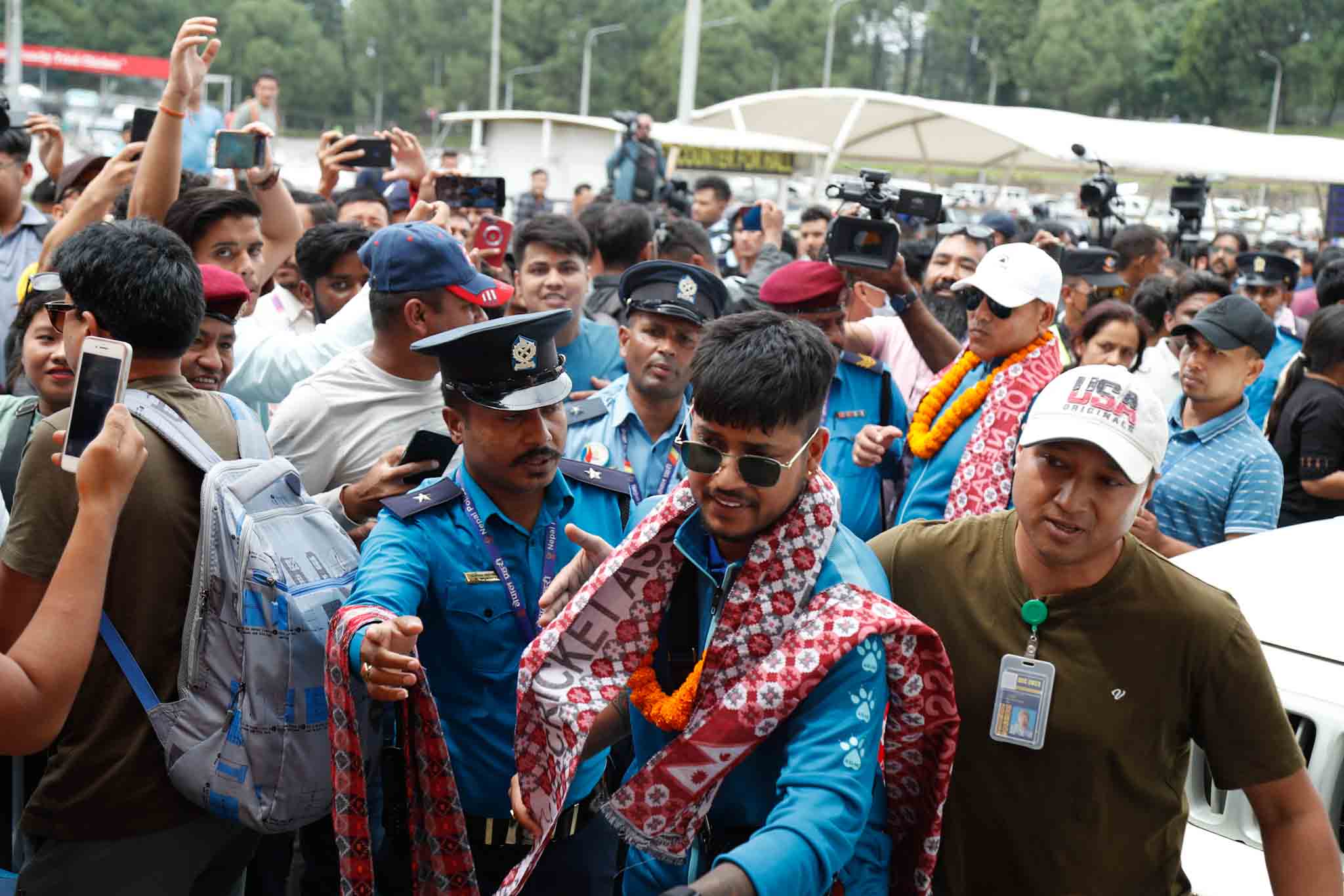 भारत र पाकिस्तानलाई टक्कर दिएर स्वदेश फर्कियो क्रिकेट टिम, एयरपोर्टमा भव्य स्वागत (फोटो फिचर)