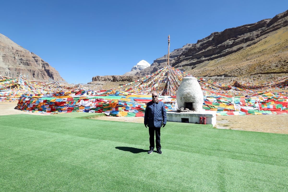 कैलाश पर्वतमा प्रधानमन्त्री दाहाल (तस्बिरहरू)