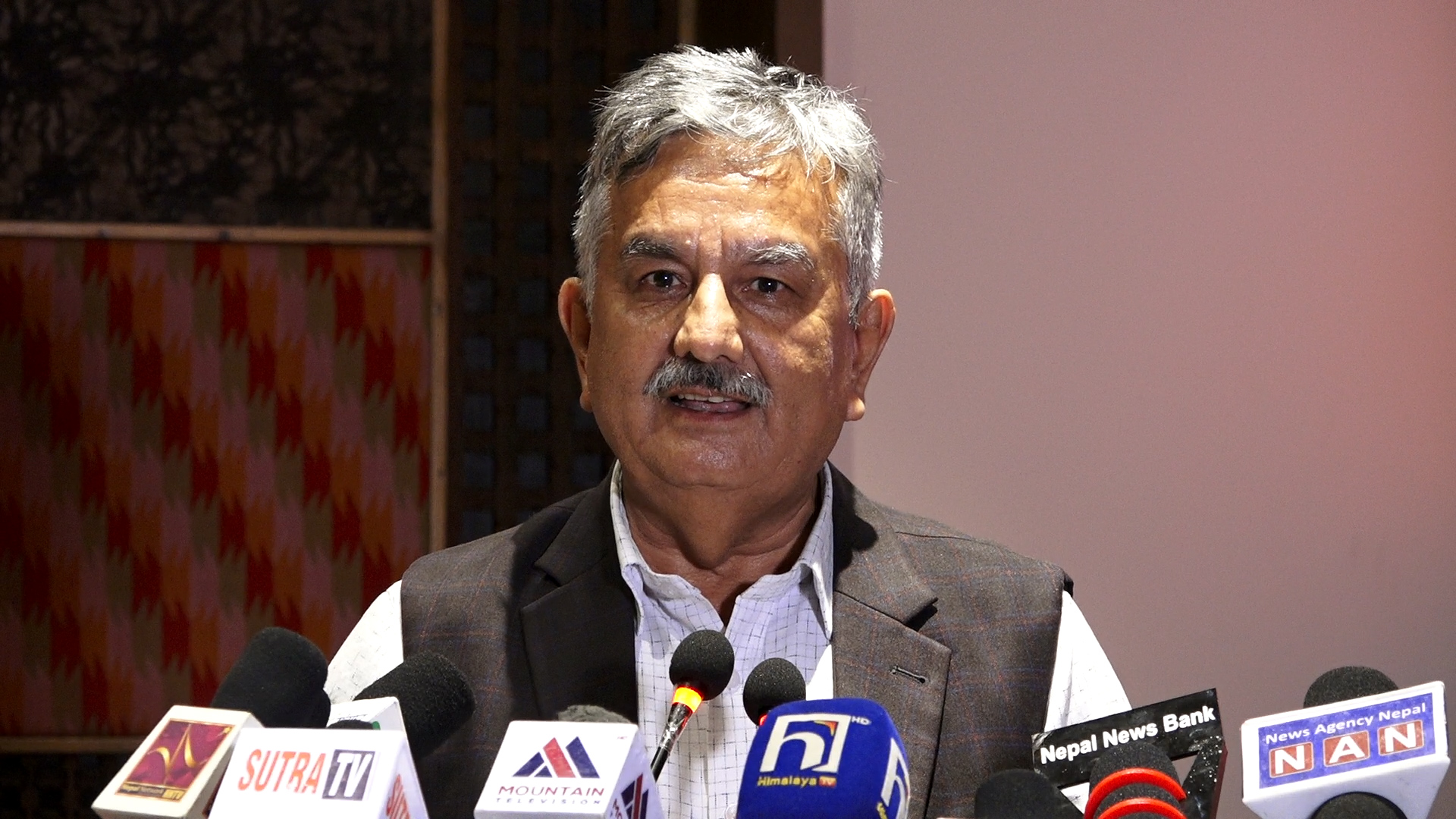 मध्यपहाडी पुष्पलाल लोकमार्ग निर्माणमा सरकारले हेलचेक्राँई गरेको छ : उपाध्यक्ष पाण्डे