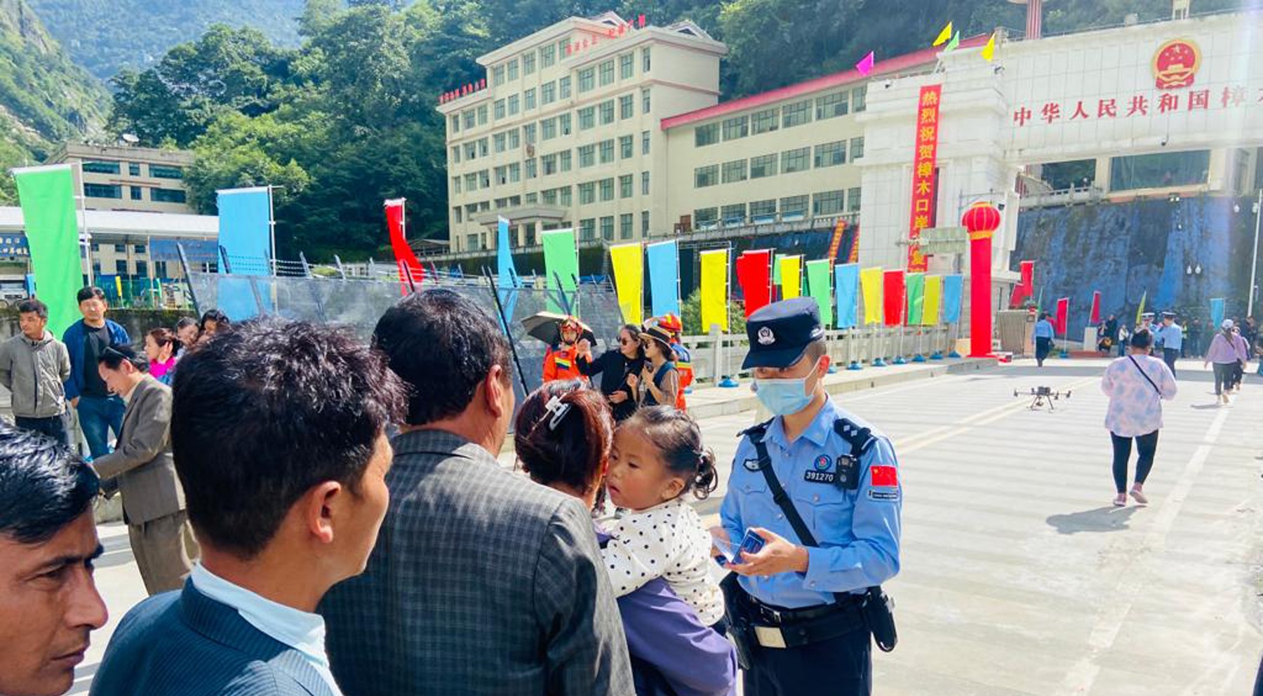 नेपाल—चीन जोड्ने तातोपानी नाकाबाट मानिस आवतजावत सुरु