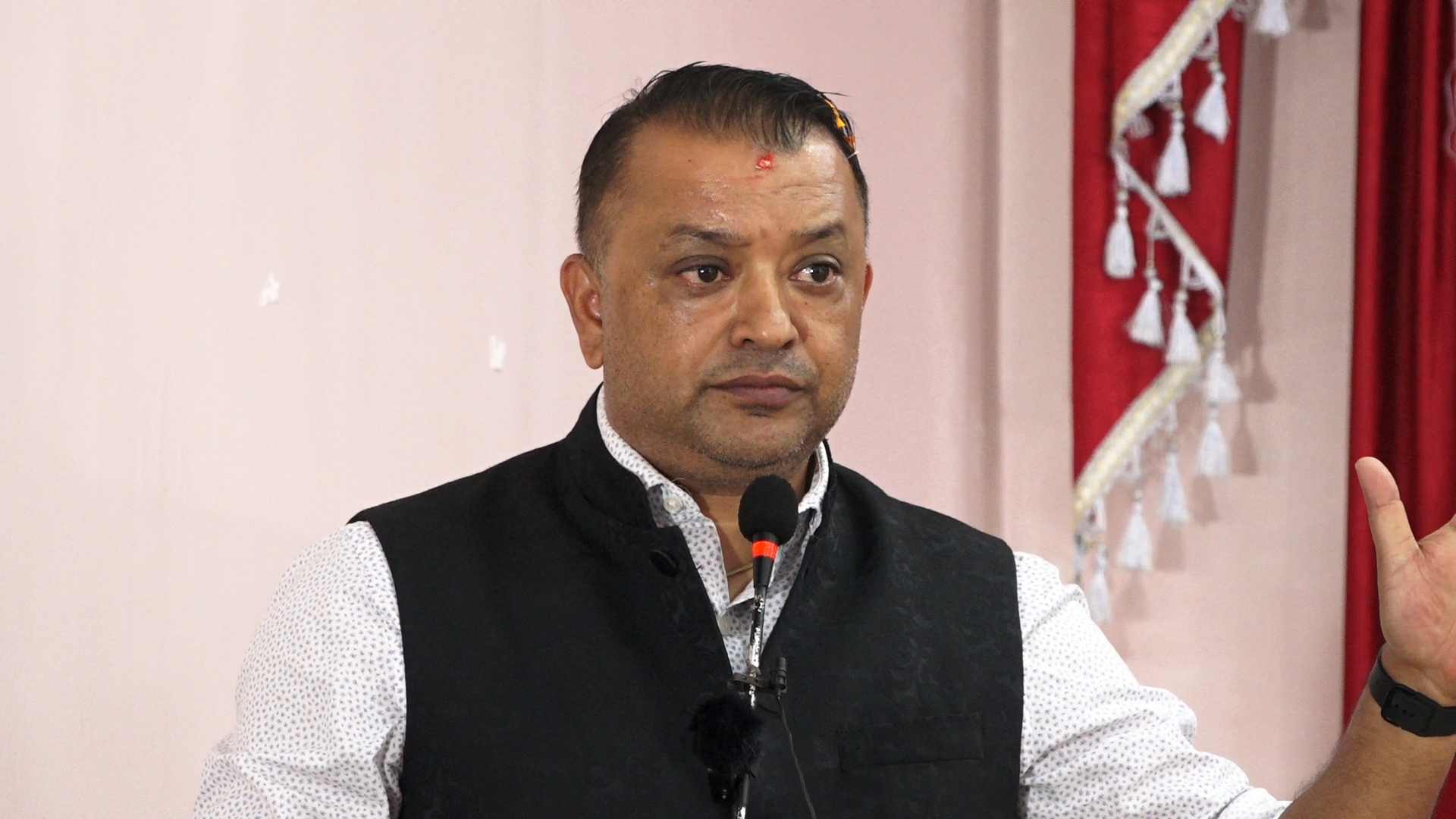 देश प्रधानमन्त्री र पूर्वप्रधानमन्त्रीहरूको नियन्त्रणमा परेको छ : गगन थापा