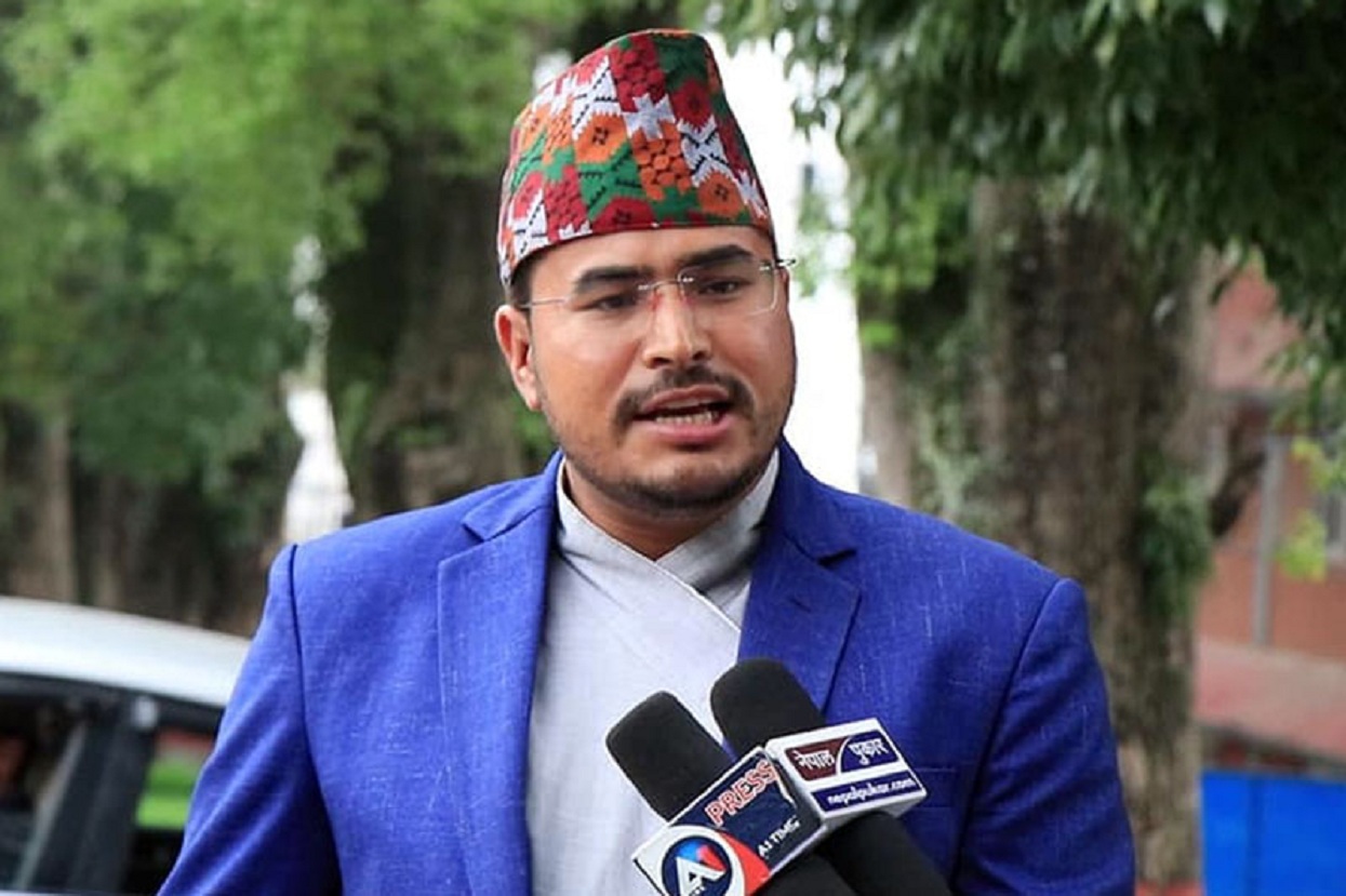 मन्त्रीको ‘टालेको सट’ मा ज्ञानेन्द्रको टिप्पणी- फेरि फेरि गाडी चढ्न सक्नेले एउटा सट किन्न नसक्ने ?