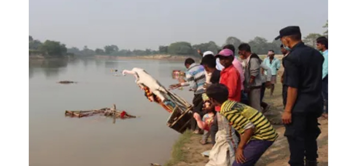 सुरक्षाकर्मी परिचालन गरेर दुर्गा मूर्ति विसर्जन