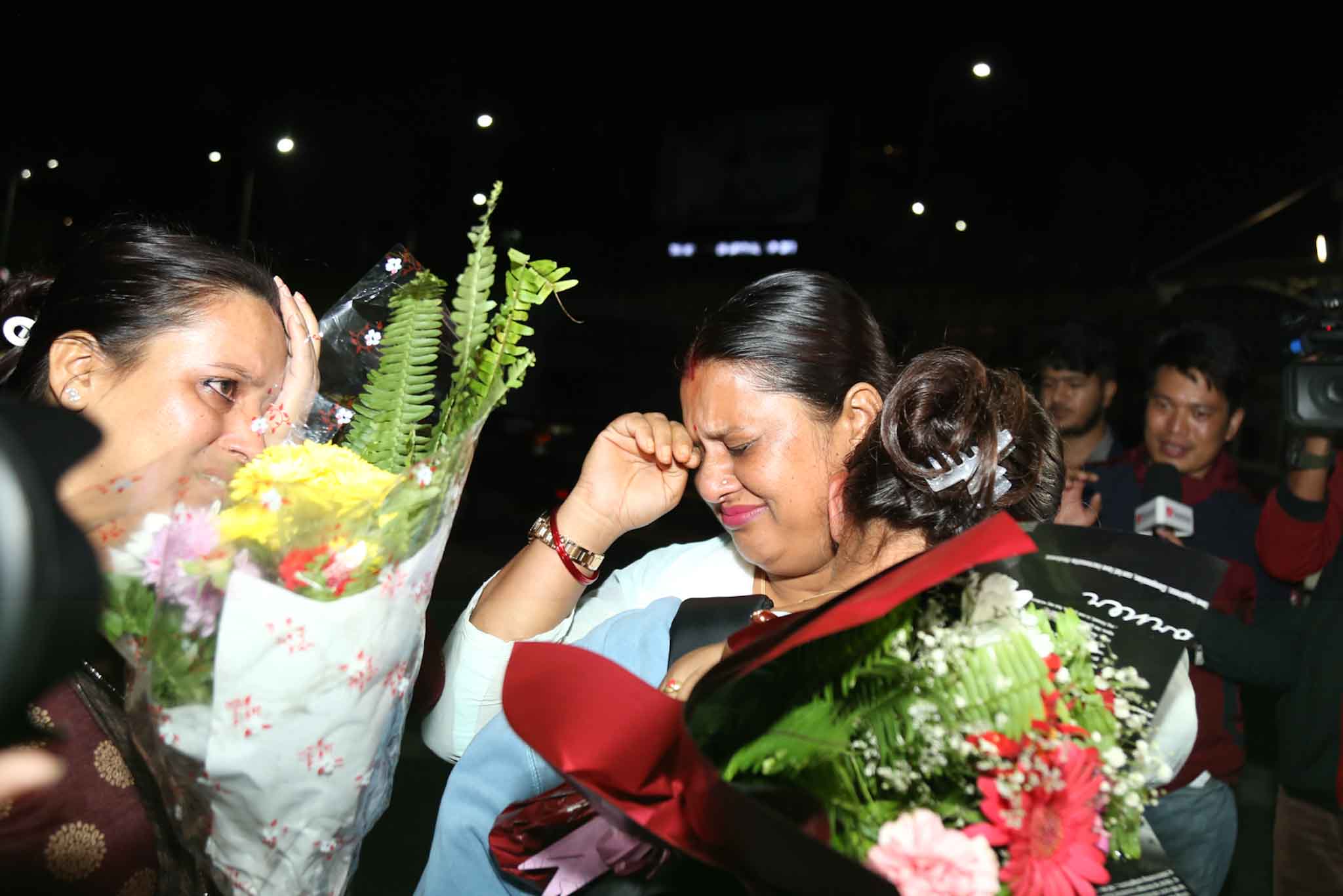 त्रिभुवन अन्तर्राष्ट्रिय विमानस्थलमा भावविह्वल आफन्त (तस्बिरहरू)