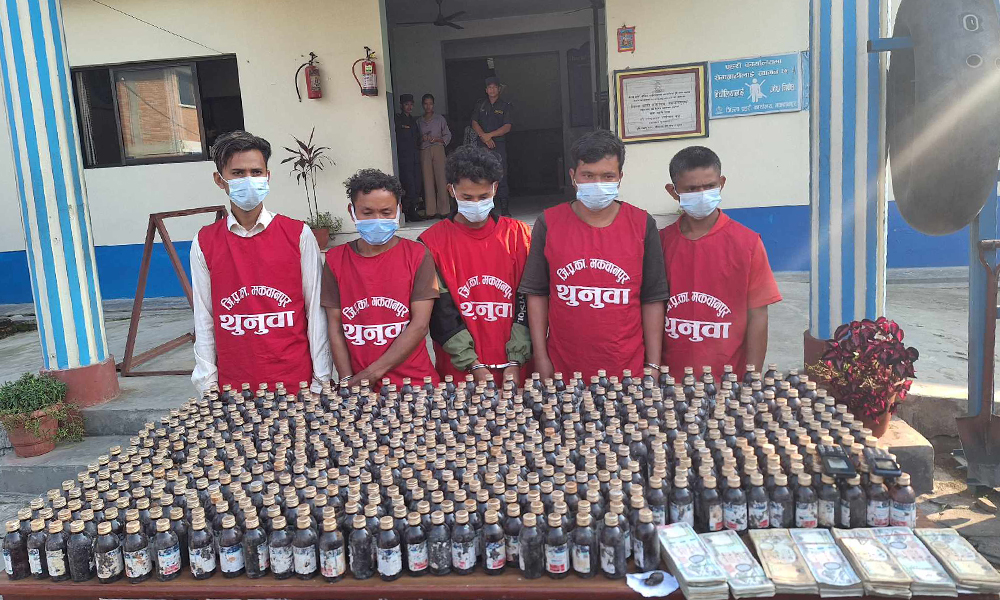 आठ लाख नगद र लागुऔषधसहित पाँचजना पक्राउ