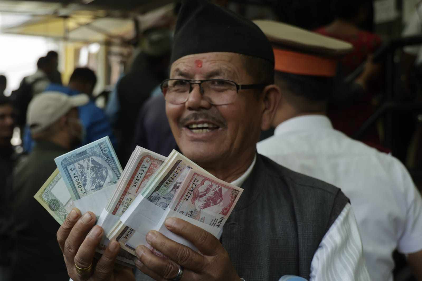 दसैँका लागि नयाँ नोट सटही (तस्बिरहरू)