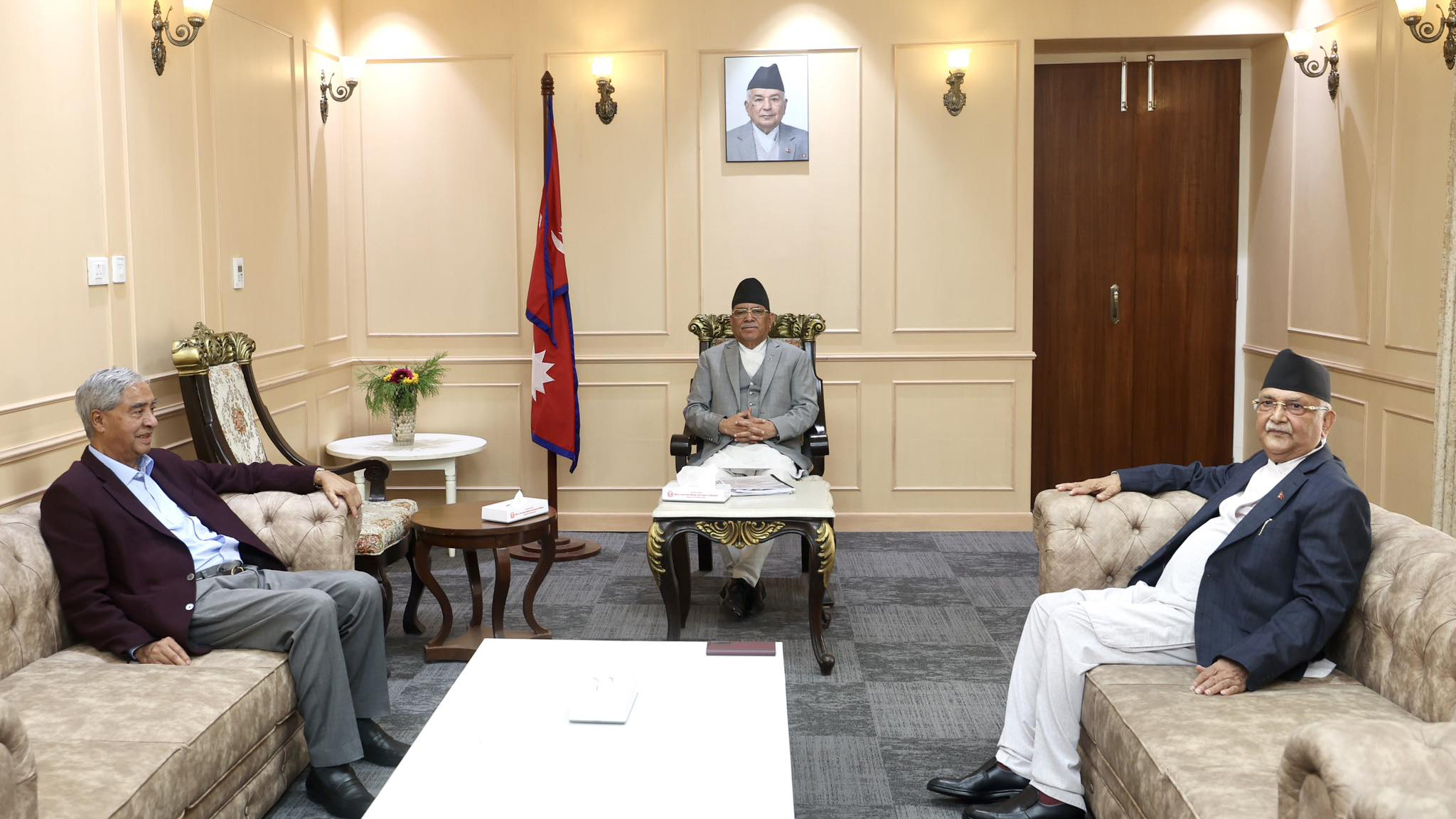 देउवा र ओलीसँग प्रचण्डले गरे ‘वान टु वान’ वार्ता