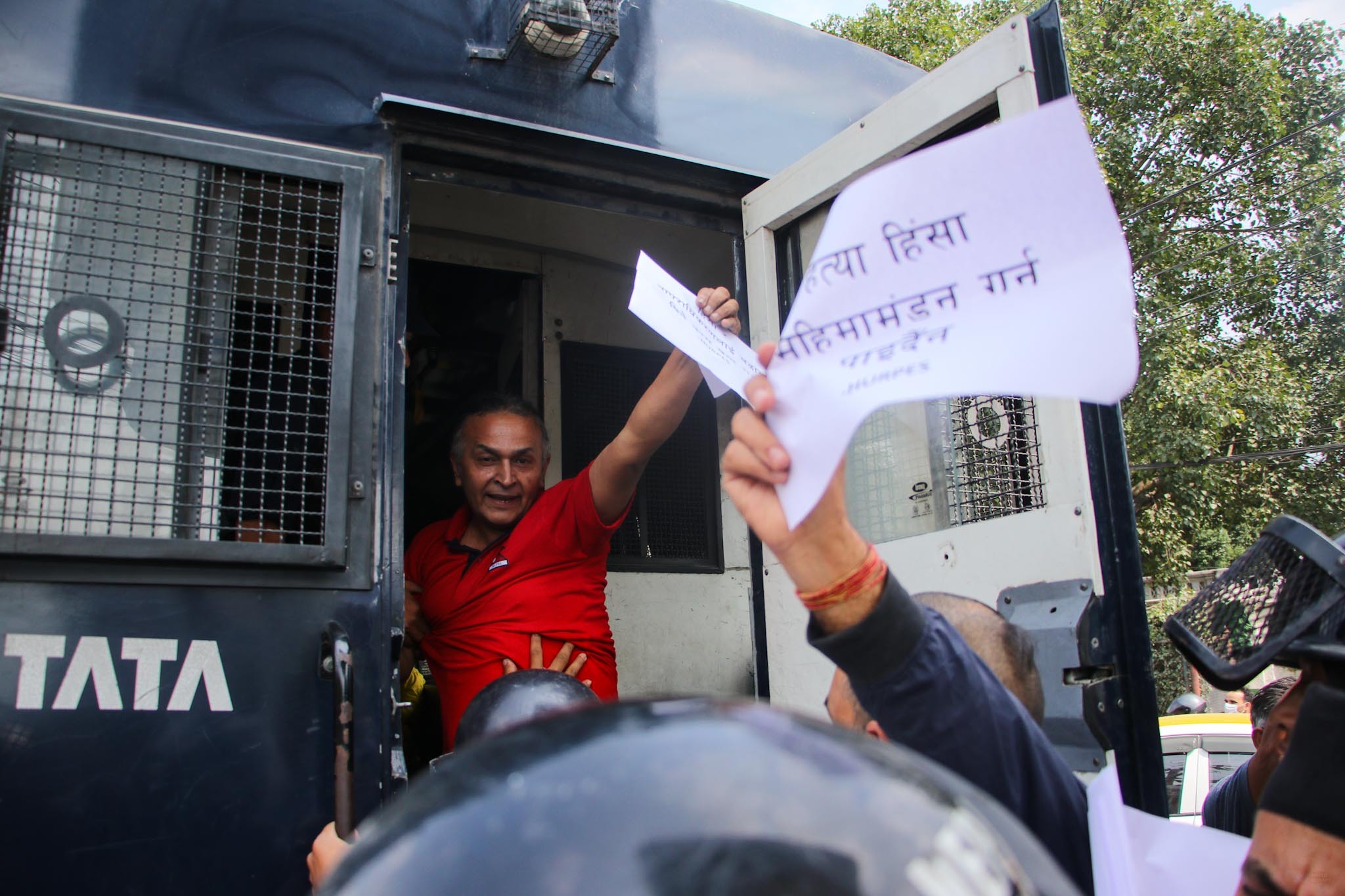 राष्ट्रपति भवन अगाडि विरोध प्रदर्शनको क्रममा १३ जना पक्राउ (तस्बिरहरू)