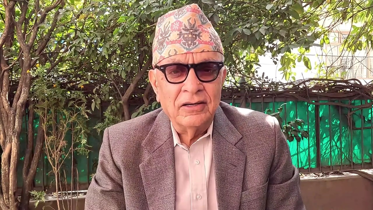ठूला दललाई १२ प्रश्न तेर्स्याउँदै डा. लोहनीले भने- तपाईँहरूको कल्पना टेबलबाट खसेको काँचको गिलासजस्तो हुनेछ