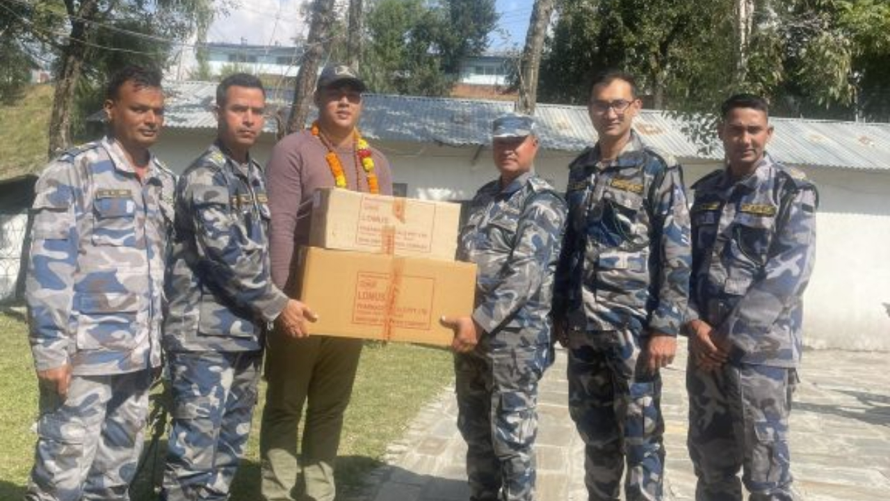 भूकम्प पीडितका लागि डाइरेक्टर पाण्डेले गरे औषधी सहयोग