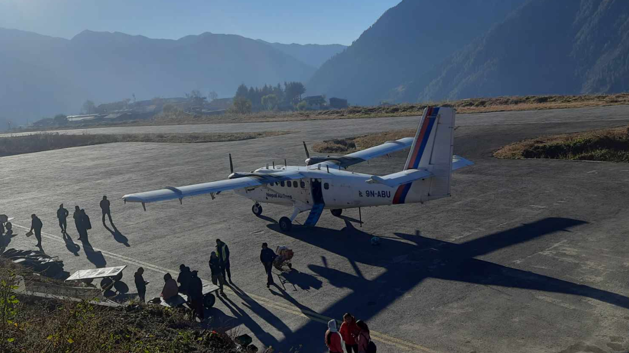 विमानस्थलको हिउँ पन्छाएपछि हवाई सेवा सञ्चालन