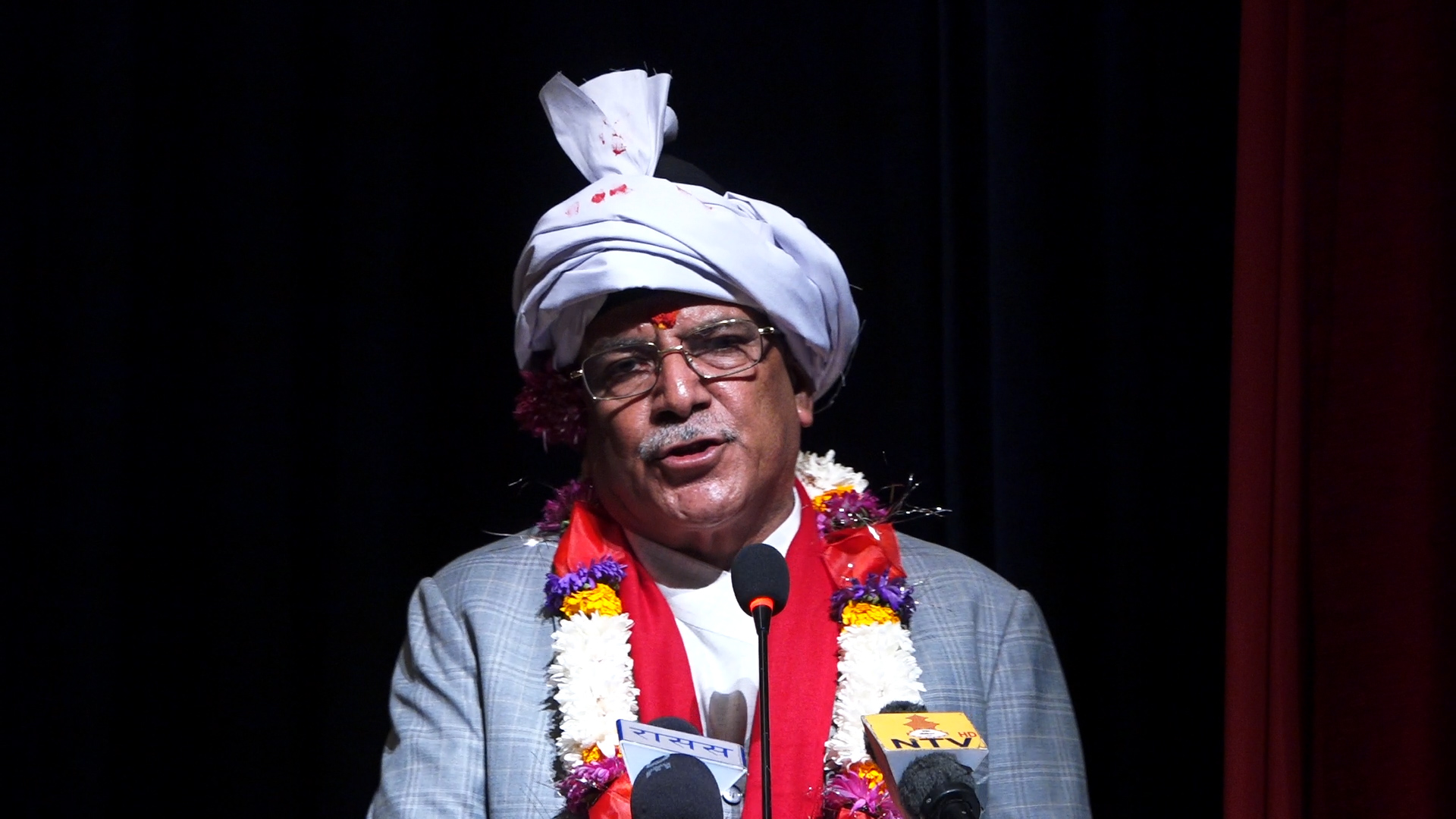 दुर्गा प्रसाईँलाई प्रचण्डको चेतावनी– राजा ल्याउँछु भनेर दिवा स्वप्ना नदेख
