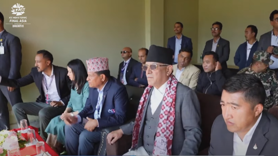 खेलाडीहरूको हौसला बढाउन प्रधानमन्त्री प्रचण्ड क्रिकेट मैदानमा