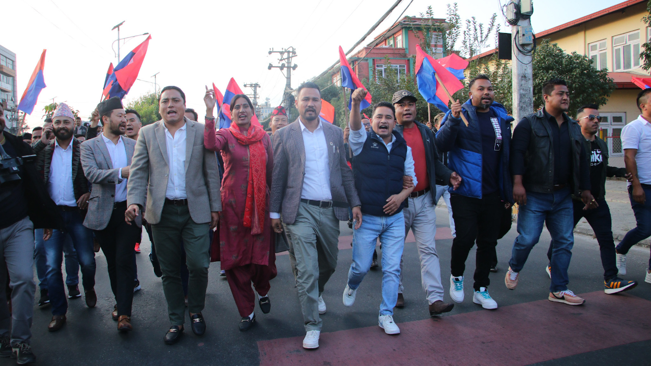 एमाले निकट युवा संघले माग्यो प्रचण्डको राजीनामा