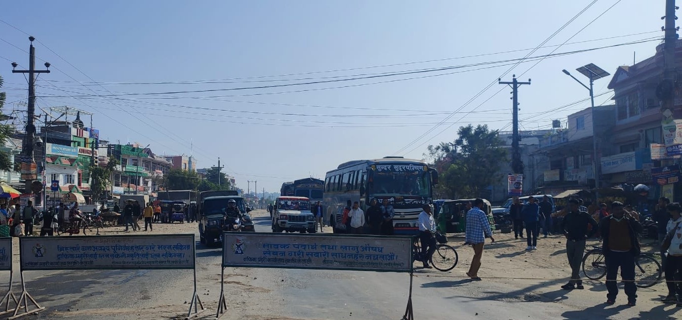 बसले ज्यान लिएपछि राजमार्ग अवरुद्ध