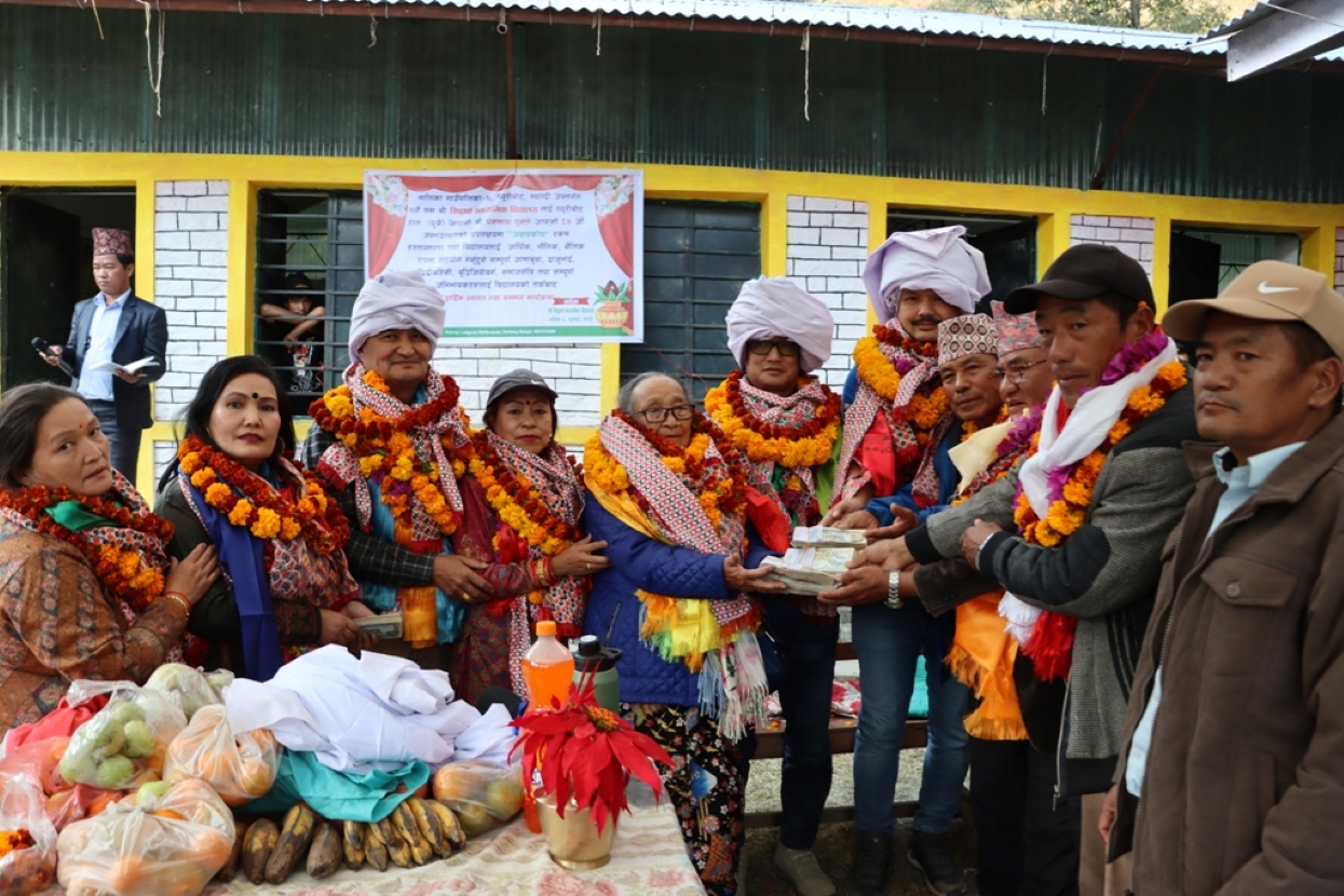 एक वृद्धा र उनका परिवारले चौरासी पूजाको खर्च कटाएर विद्यालयलाई चार लाख सहयोग