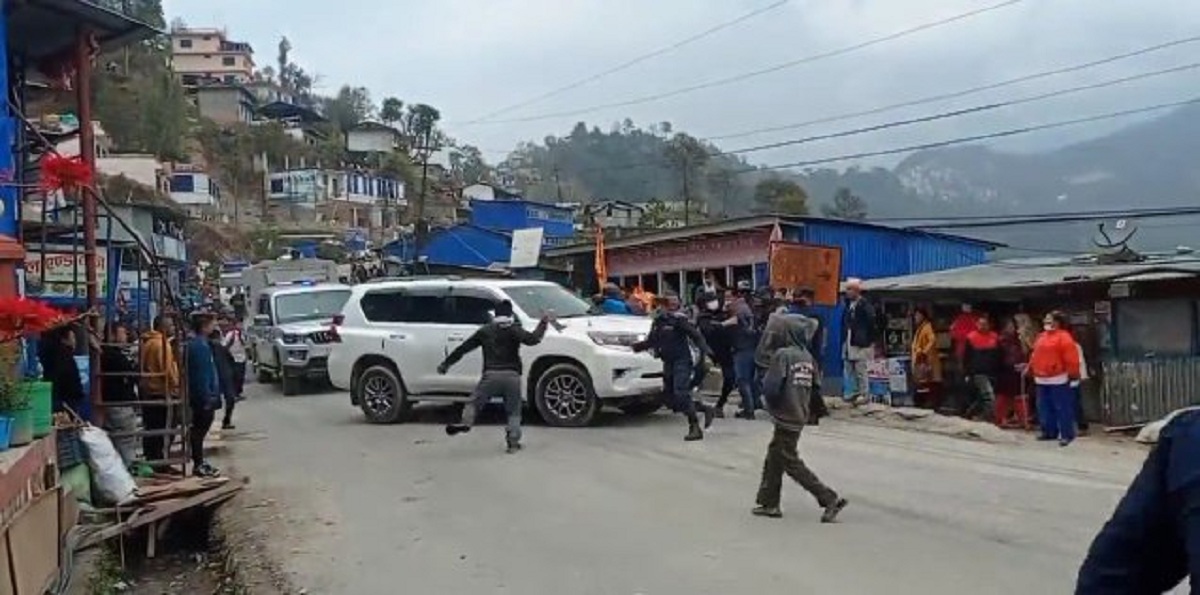 कोशीका मुख्यमन्त्री सवार गाडीमा पहिचानवादीद्वारा ढुंगा प्रहार