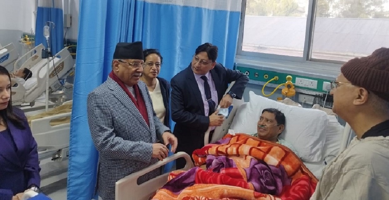 नारायणकाजी श्रेष्ठलाई भेट्न अस्पताल पुगे प्रधानमन्त्री