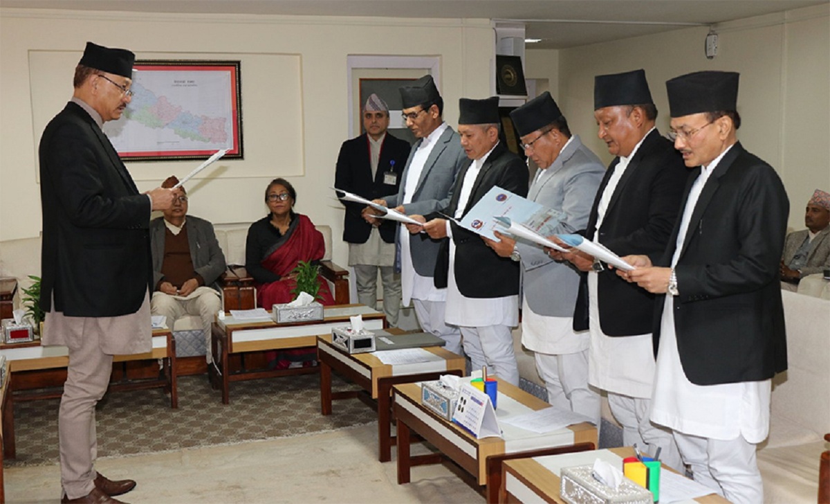 विशेष अदालतका नवनियुक्त अध्यक्ष र सदस्यले लिए शपथ