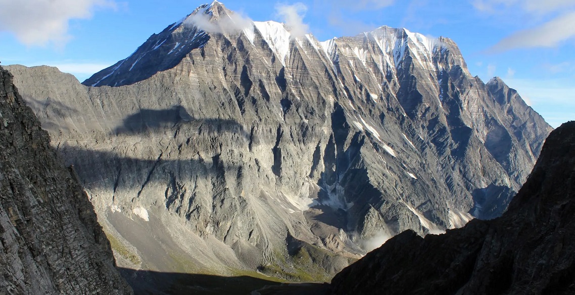 सेताम्मे हिमाल किन कालो हुँदैछ ?