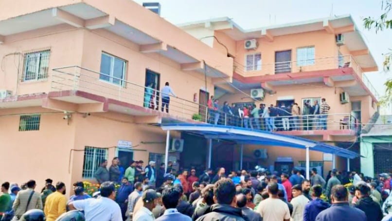 मेयर र उपमेयरका समर्थकबीच महानगरपालिकामै घम्साघम्सी