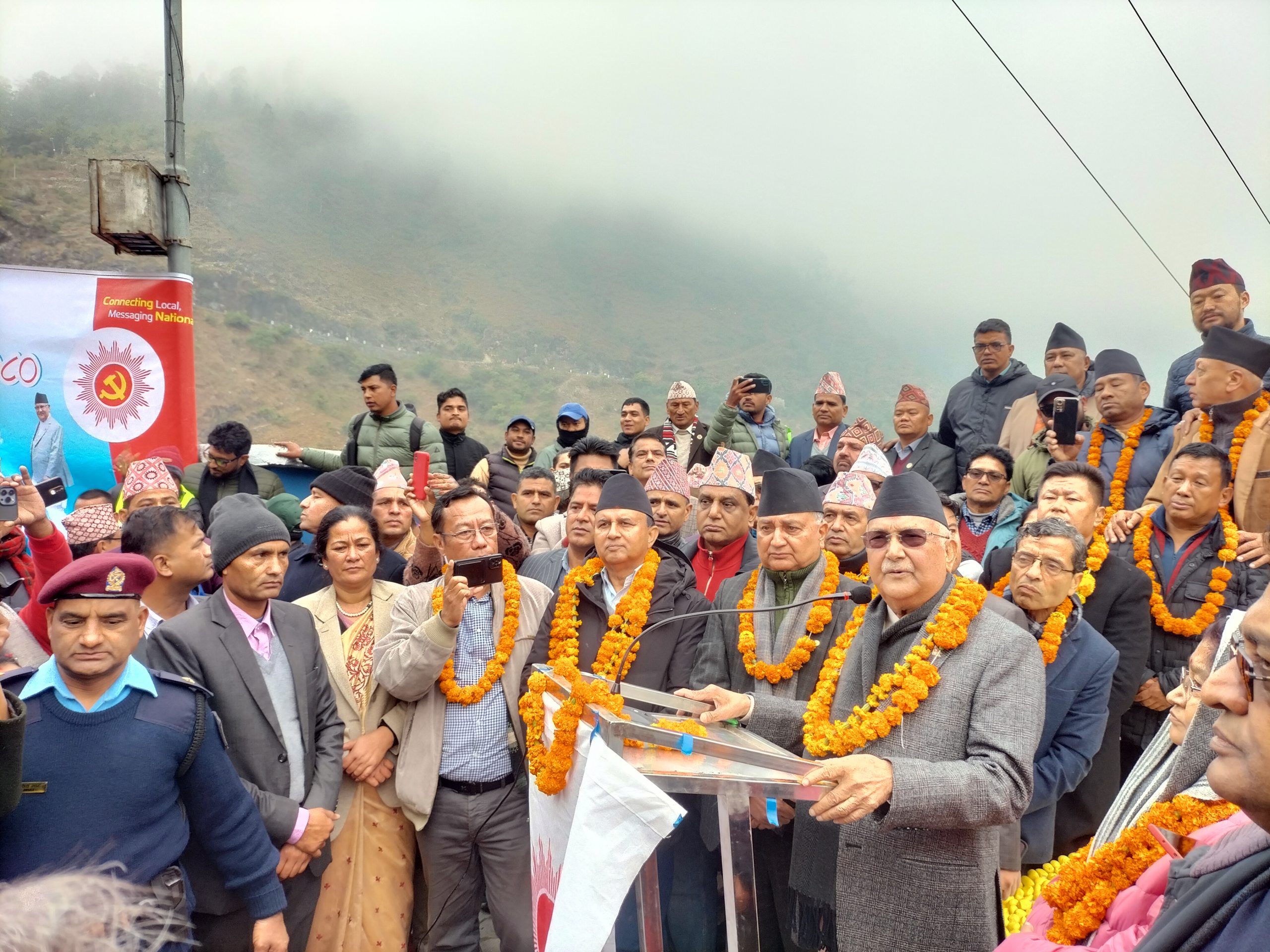 मध्यपहाडी लोकमार्गको दूरी छोट्याउन इन्जिनियरसहितको टोली परिचालन