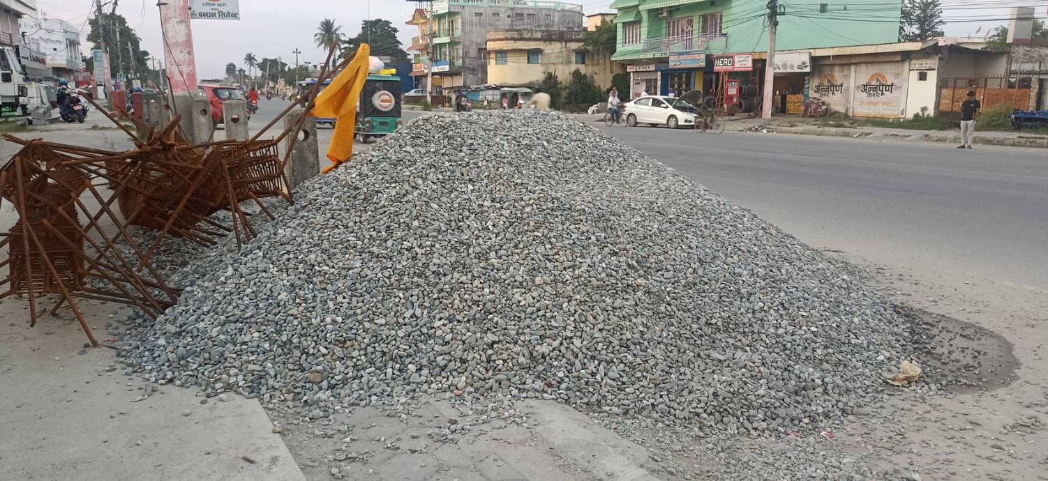 सडक पेटीमा निर्माण सामाग्री राखेका चन्दलाई महानगरले तिरायो २५ हजार जरिवाना