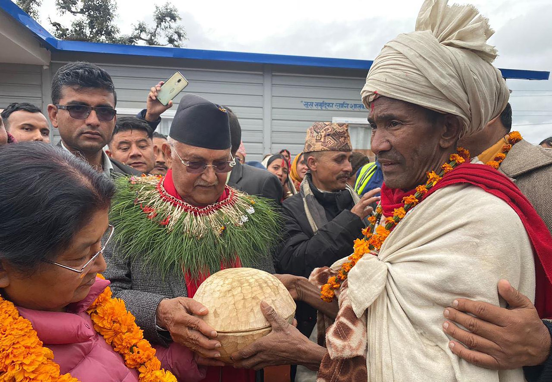 ओलीलाई राउटे मुखियाले दिए ‘कोसी’ उपहार