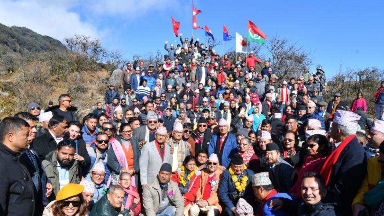 संकल्प यात्राको अन्तिम दिन ओलीले फहराए राष्ट्रिय झण्डा (तस्बिरहरु)