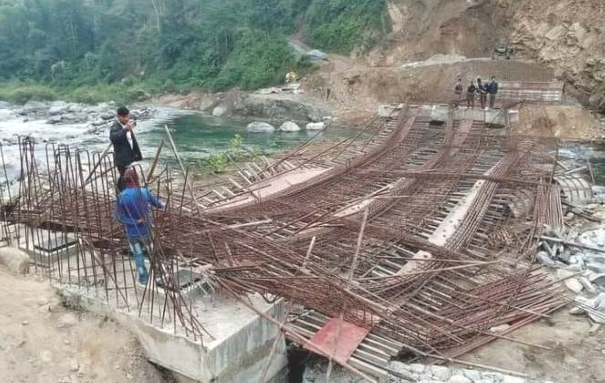 भोजपुरमा निर्माणाधीन पक्की पुल भत्कियो