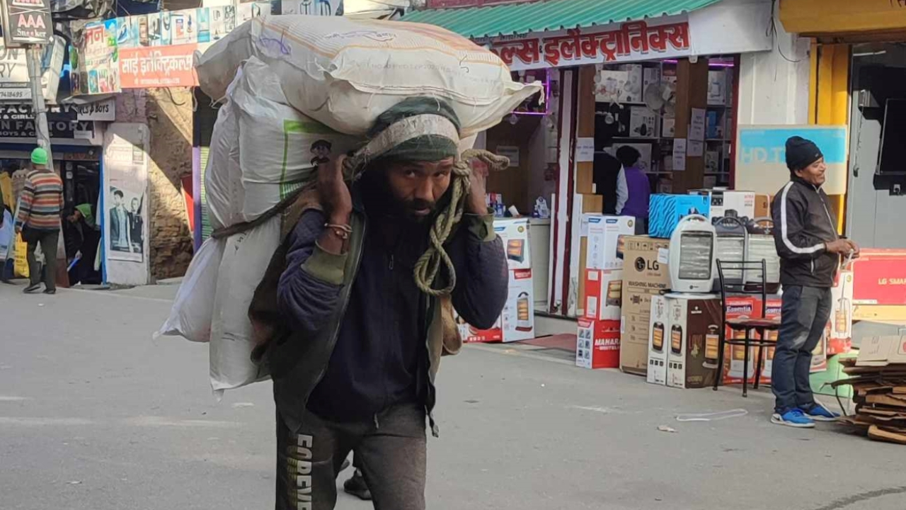 भारी बोकेरै घरखर्चको जोहो गर्नेहरुको कथा