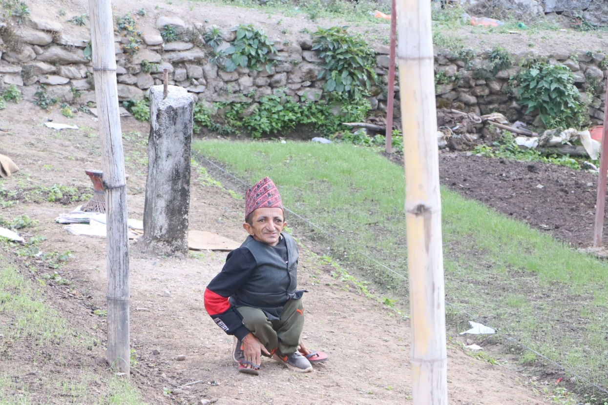 हात र खुट्टाको सहाराले कृषिमा रमाउँदै ५० वर्षीय युवराज