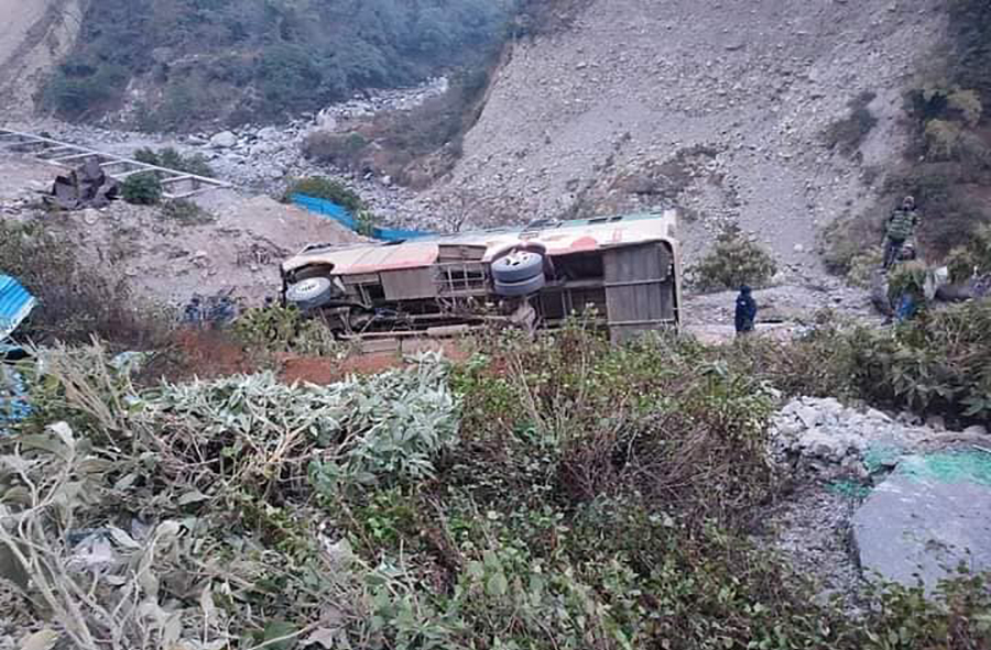 दार्चुलाबाट महेन्द्रनगरका लागि छुटेको बस खिमतडीमा खस्यो