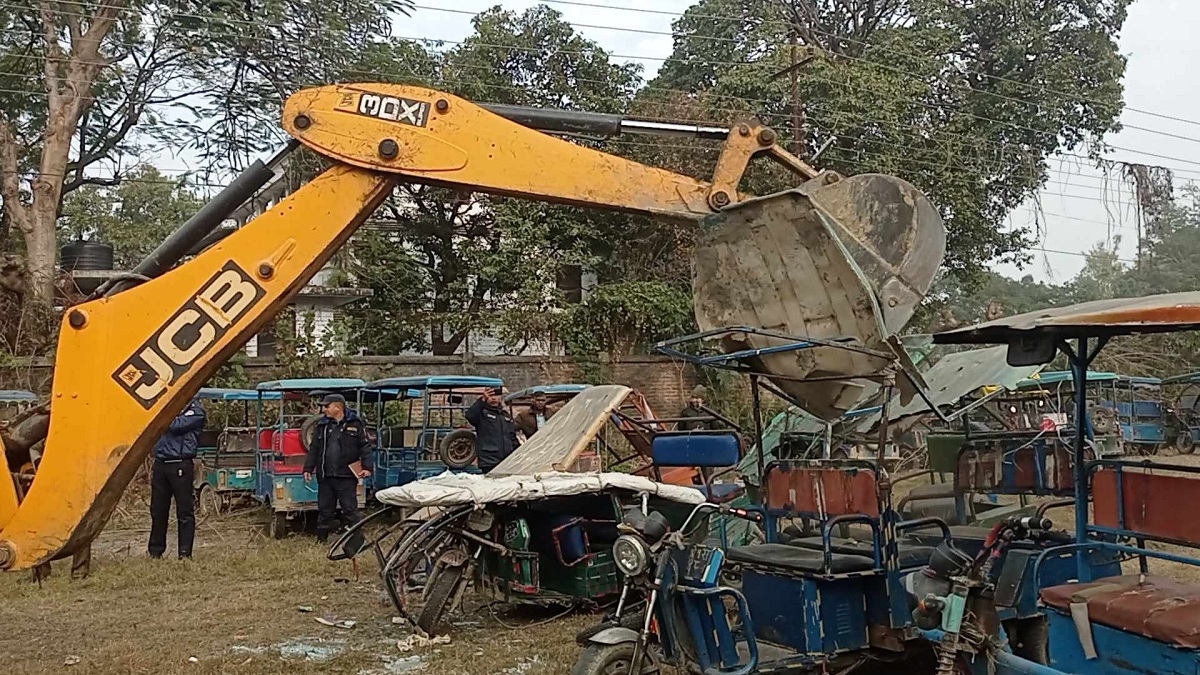 नेपालगन्ज उपमहानगरपालिकाद्वारा अवैध रुपमा सञ्चालित ई–रिक्सा नष्ट