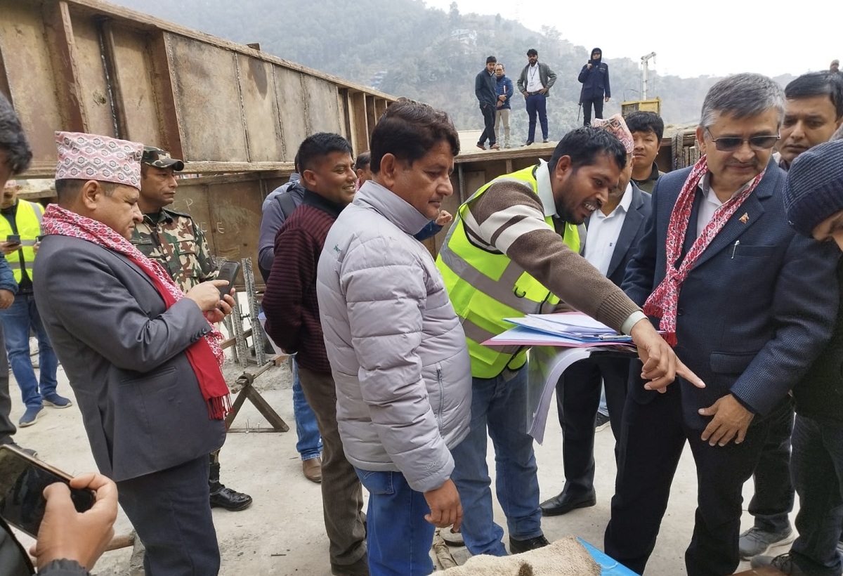 मन्त्री ज्वालाले गरे निर्माणाधीन सडक र पुल अनुगमन