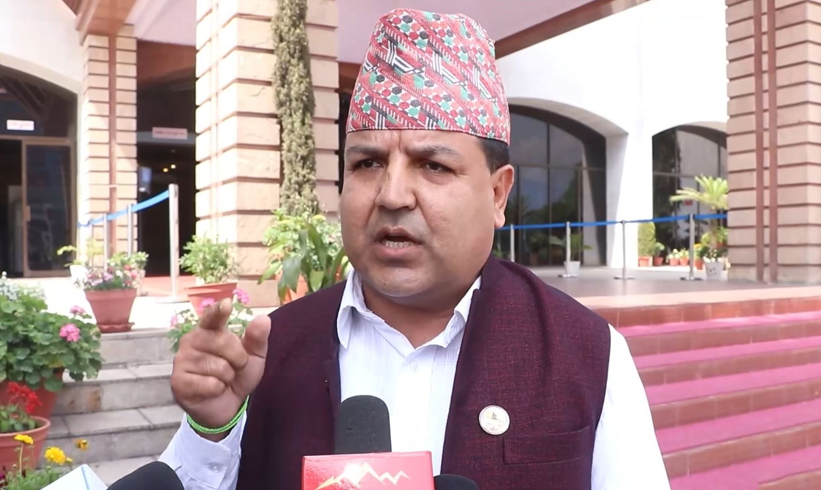 शिक्षा मन्त्रीलाई शर्माको चुनौती- निलम्बन फुकुवा गर्दैनौँ, विद्यार्थी नै फिर्ता पठाइदिन्छौँ