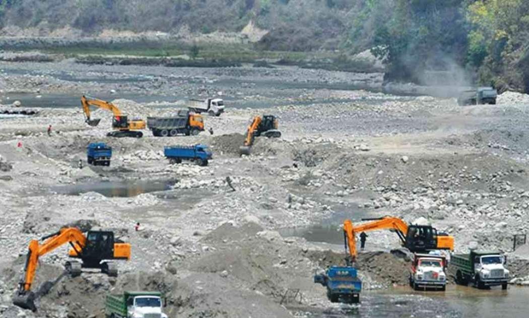 अवैध रुपमा गिट्टी बालुवा उत्खनन गर्नेलाई कारबाही गरिने