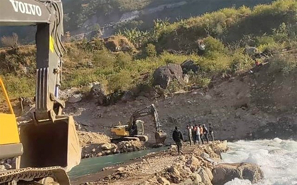 भेरीको अस्थायी पुलबाट रकम तिरेर सवारीसाधन वारपार गराइँदै