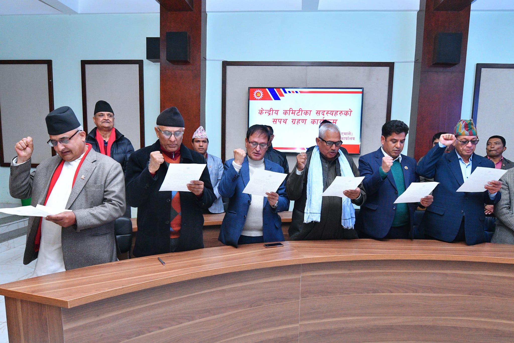 एमालेका ६ नयाँ केन्द्रीय सदस्यहरूले लिए शपथ